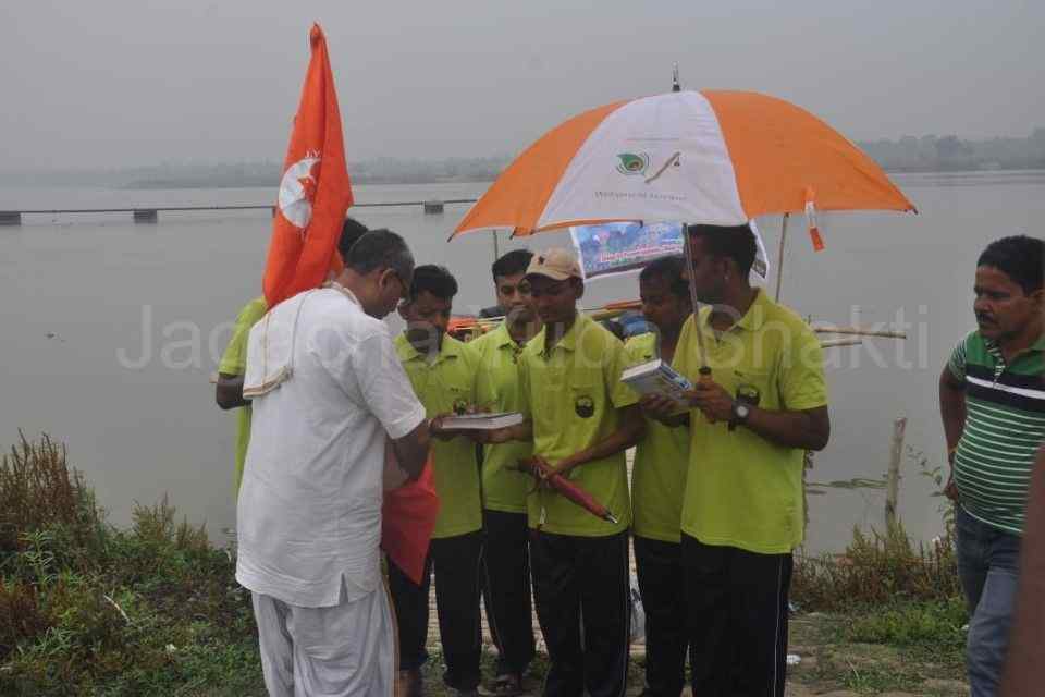 India first time empty Plastic Bottles Boat Expedition Mayapur to Kolkata - 2015