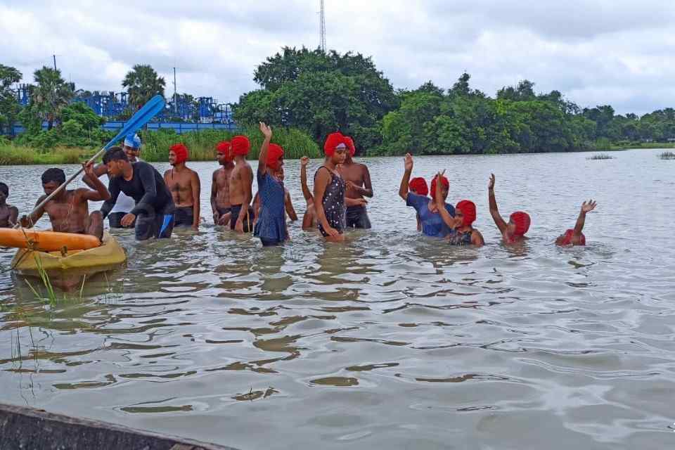 Garchumuk: Damodar  River  Swimming  Competition  3.5  Kilometers