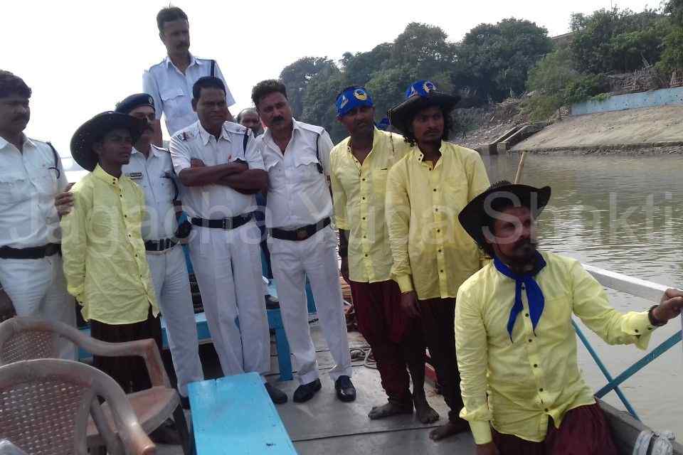 India first time Hogla Leaves Boat Expedition Hazarduary to Kolkata - 2017